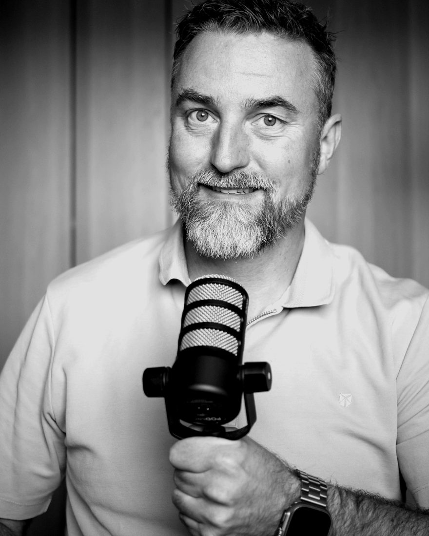 André van Essen met een podcastmicrofoon in zijn hand